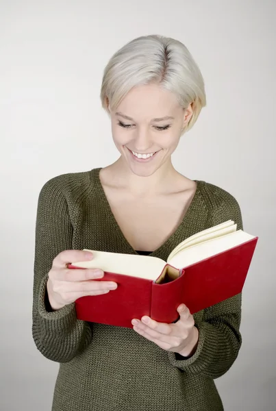 Frau liest Buch — Stockfoto