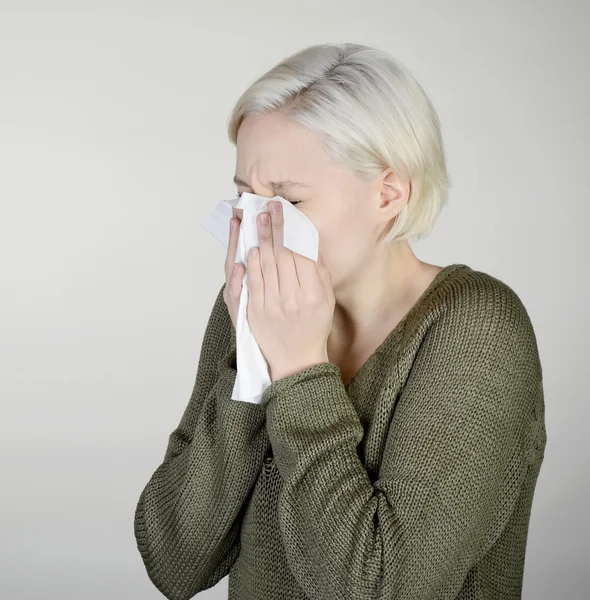 Mujer tiene fiebre del heno — Foto de Stock