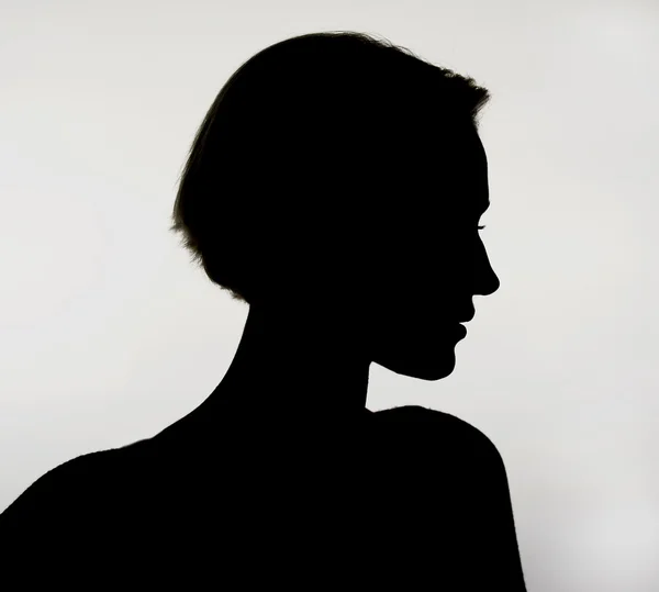 Silhouette einer jungen Frau — Stockfoto