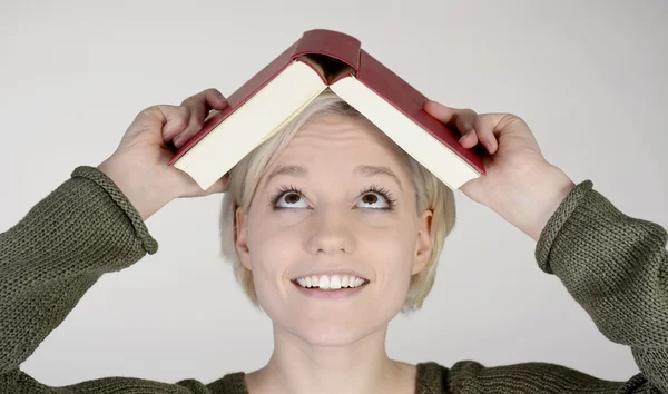 Vrouw met boek — Stockfoto