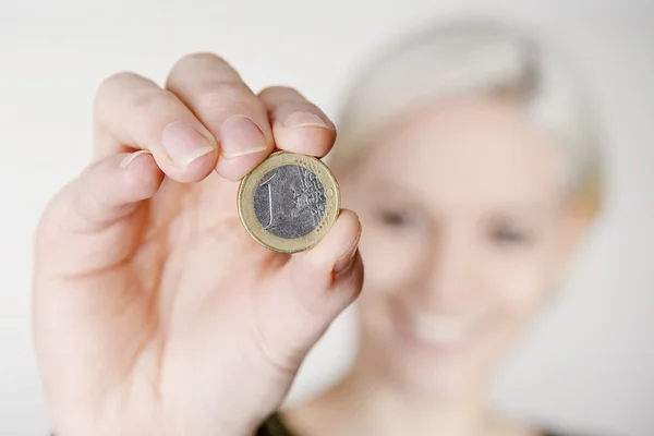 Frau überreicht einen Euro — Stockfoto