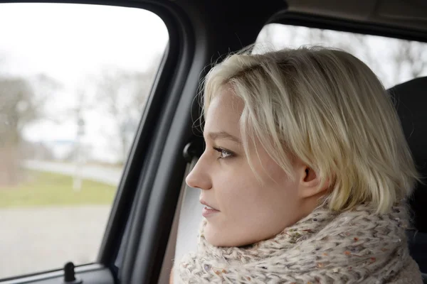 Kvinna som väntar i bilen — Stockfoto