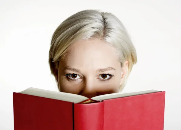 Kvinna läsning bok — Stockfoto