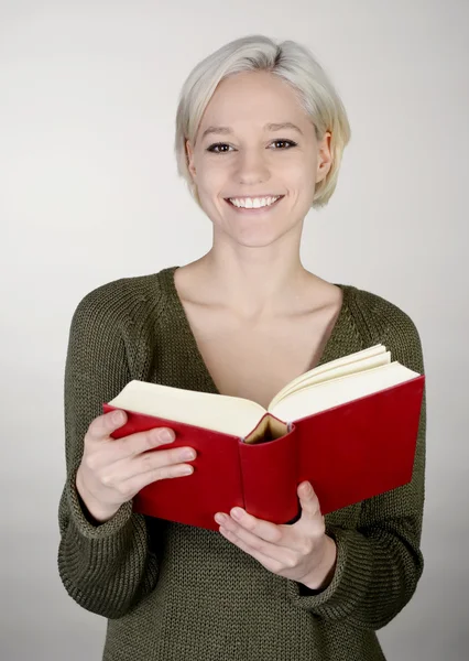 Mulher leitura livro — Fotografia de Stock