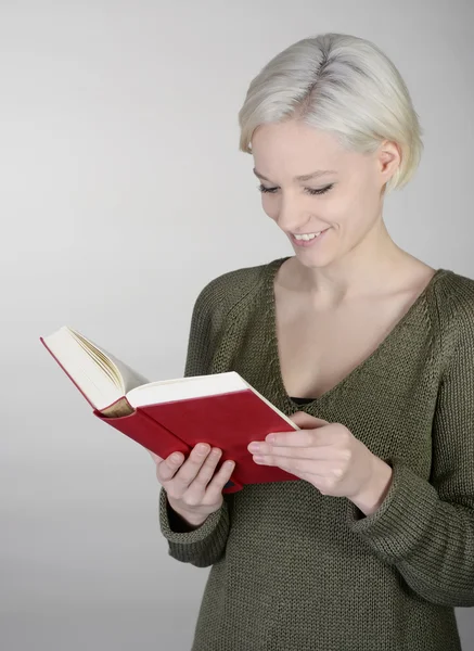 Frau liest Buch — Stockfoto