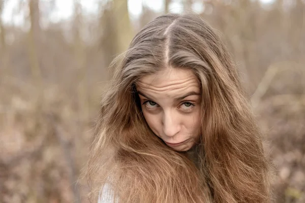 Счастливая Молодая Девушка Длинными Волосами — стоковое фото