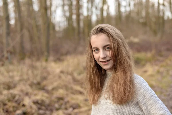 Glückliches Junges Mädchen Mit Zahnspange — Stockfoto