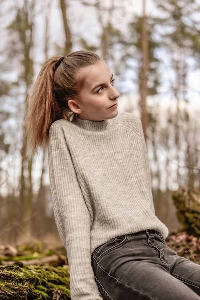 Jovem Menina Pensativa Floresta — Fotografia de Stock