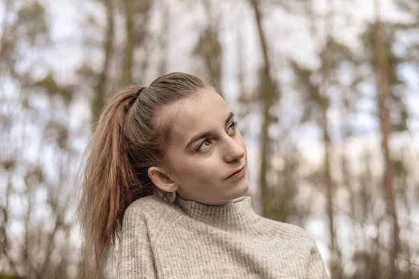 Gondolkodó Fiatal Lány Erdőben — Stock Fotó