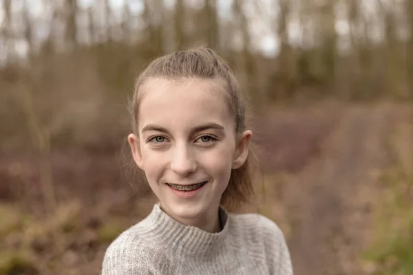Glückliches Junges Mädchen Mit Zahnspange — Stockfoto