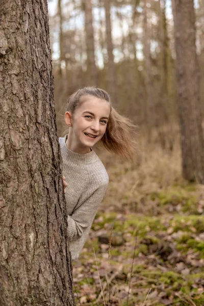 Glückliches Junges Mädchen Mit Zahnspange Steht Auf Baum — Stockfoto