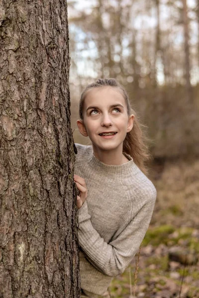 Ευτυχισμένο Νεαρό Κορίτσι Στήριγμα Στέκεται Στο Δέντρο — Φωτογραφία Αρχείου
