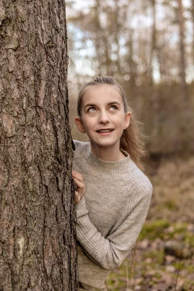 Glad Ung Flicka Med Hängslen Stående Träd Royaltyfria Stockfoton