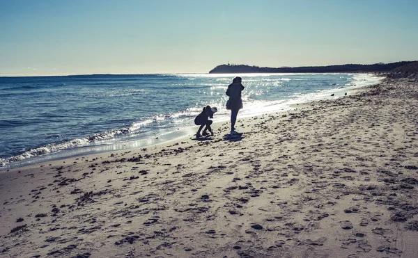 Мать Дочь Гуляют Пляжу — стоковое фото