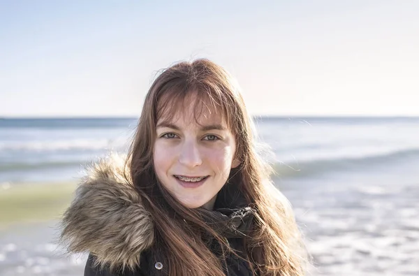 Menina Feliz Com Cinta — Fotografia de Stock