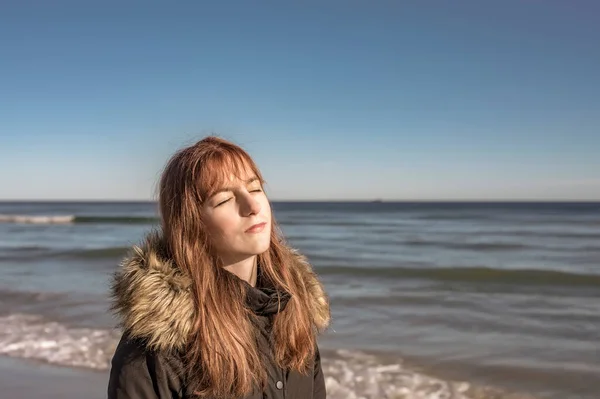 Flicka Njuter Solen Stranden — Stockfoto