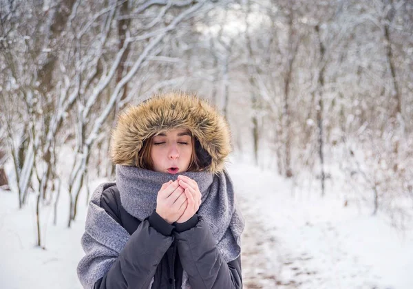 Νεαρή Κοπέλα Παγωμένη Στο Χειμώνα Fores — Φωτογραφία Αρχείου