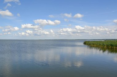 Mavi göl ve bulutlu gökyüzü