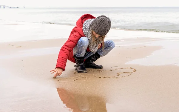 Junges Mädchen Zeichnet Strand Stockbild