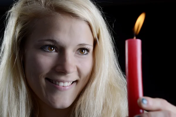 Frau mit Kerze — Stockfoto