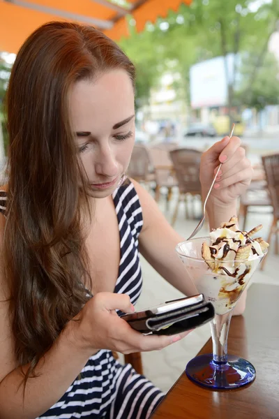 Frau mit Smartphone — Stockfoto