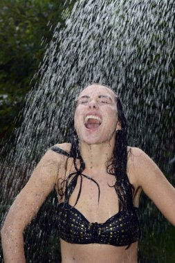 Kadın duş altında.