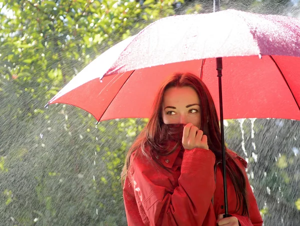 Kadın yağmurda — Stok fotoğraf
