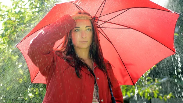 Vrouw op zoek naar regen — Stockfoto
