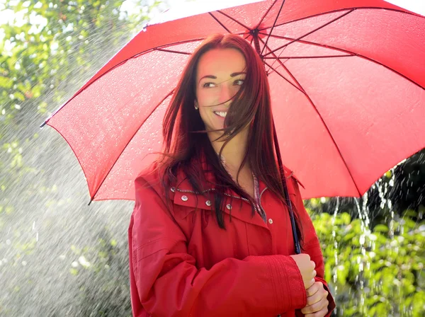 Mujer feliz en la lluvia — Stok fotoğraf