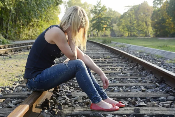 Mujer joven deprimida — Foto de Stock