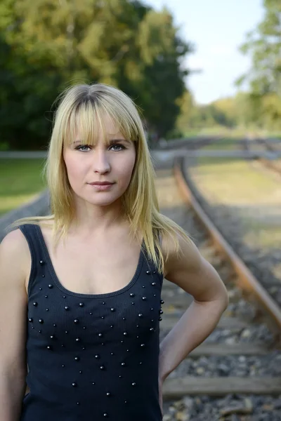 Frau auf Bahngleis — Stockfoto