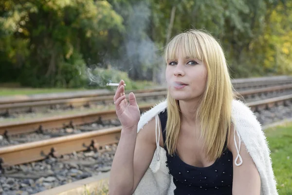 Vrouw Roken — Stockfoto