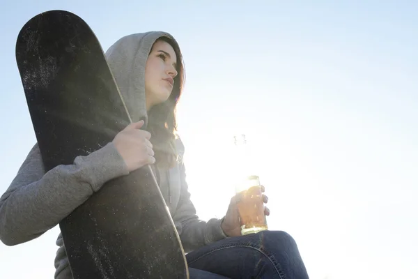 Adolescente con cerveza —  Fotos de Stock