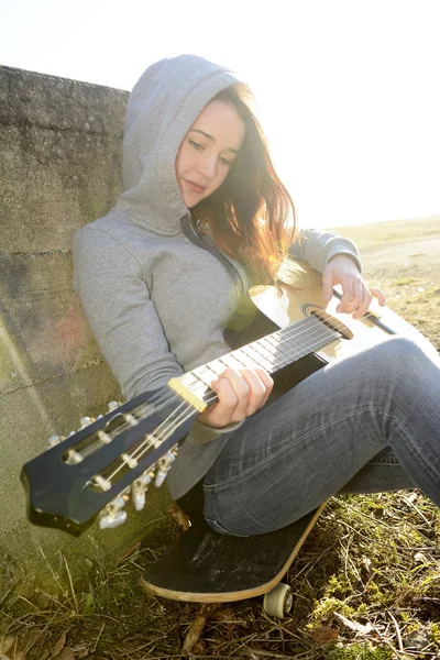 Teenager mit Gitarre — Stockfoto