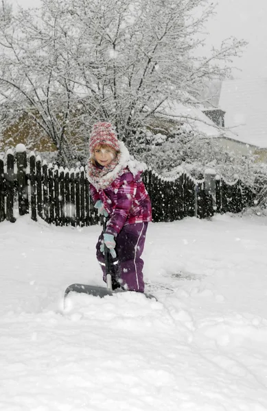 Κορίτσι με το φτυάρι χιονιού — Φωτογραφία Αρχείου