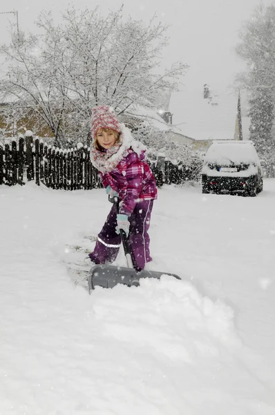 Κορίτσι με το φτυάρι χιονιού — Φωτογραφία Αρχείου