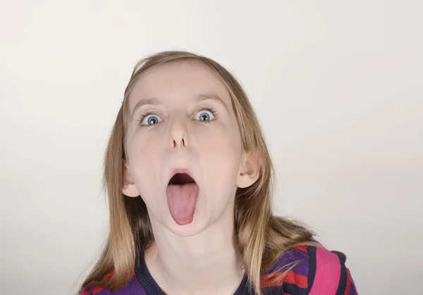 Meisje steekt haar tong — Stockfoto