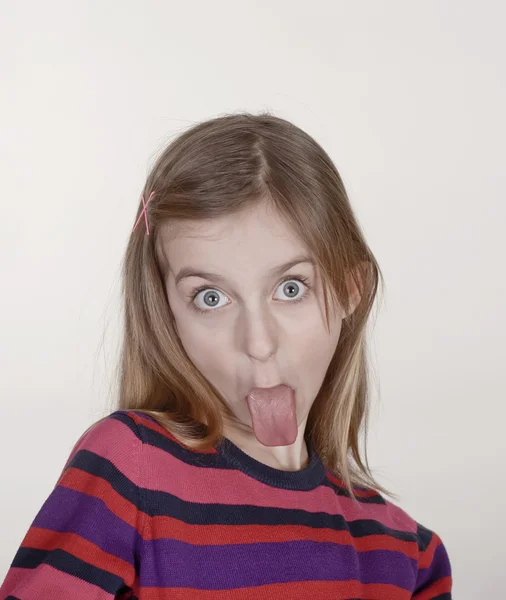 Dziewczyna stawia się jej języka — Zdjęcie stockowe