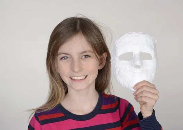 Ευτυχισμένος κορίτσι με μάσκα — Φωτογραφία Αρχείου