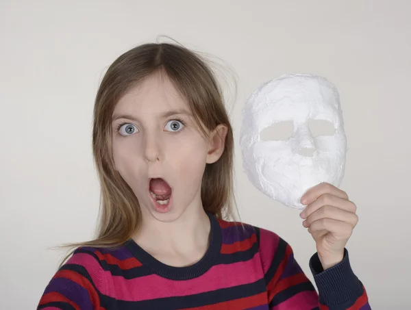 Maske ile korkan kız — Stok fotoğraf