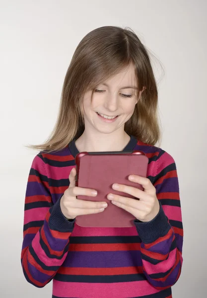 Fille heureuse avec tablette numérique — Photo