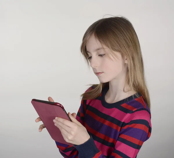 Dívka s digitálním tabletu — Stock fotografie