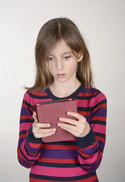 Mädchen mit digitalem Tablet — Stockfoto