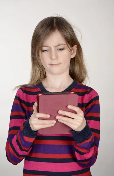 Sceptyczny dziewczyna z cyfrowy tablicowy — Zdjęcie stockowe