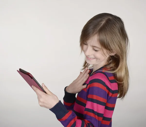 Lachende meisje met digitale tablet — Stockfoto