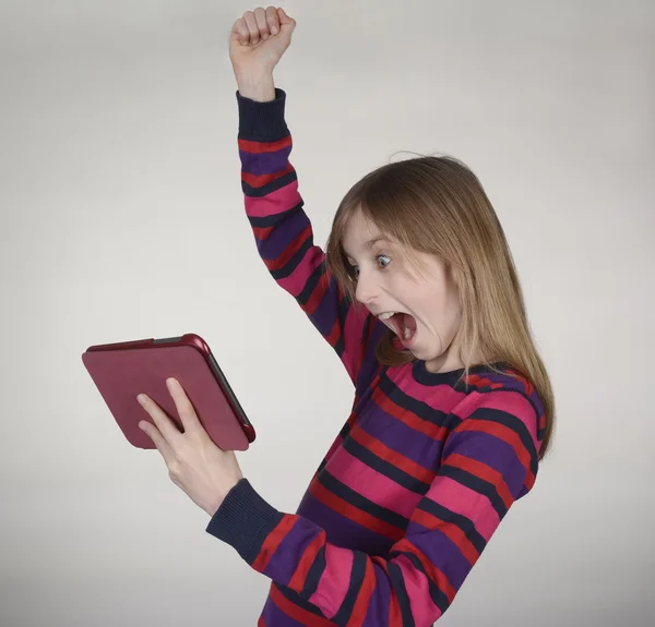 Juichende meisje met digitale tablet — Stockfoto