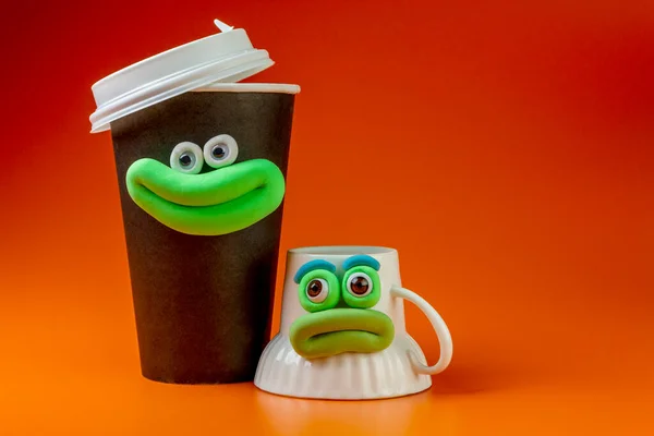 Kaffekopp med ögon och leende mun — Stockfoto