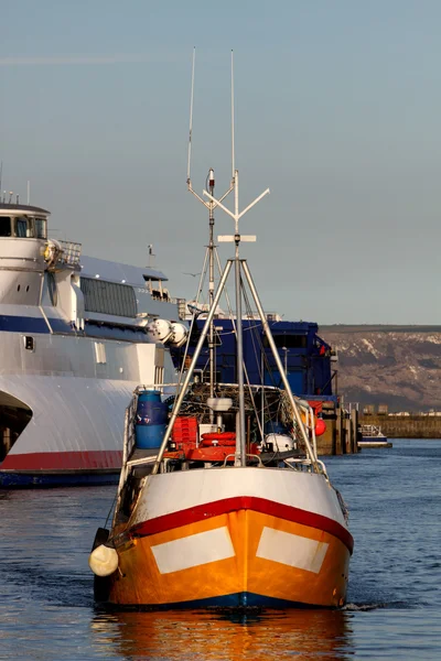 Bateau de pêche dans le port de Weymouth tôt le matin — Photo