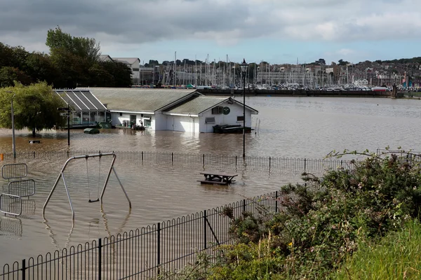 Ресторан Weymouth и детский игровой парк Childrens Play Park под водой во время наводнений — стоковое фото