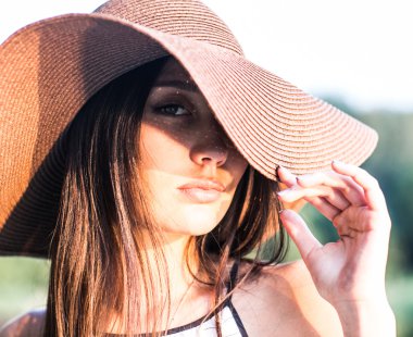 ahşap yerde yatarken güzel rahat model